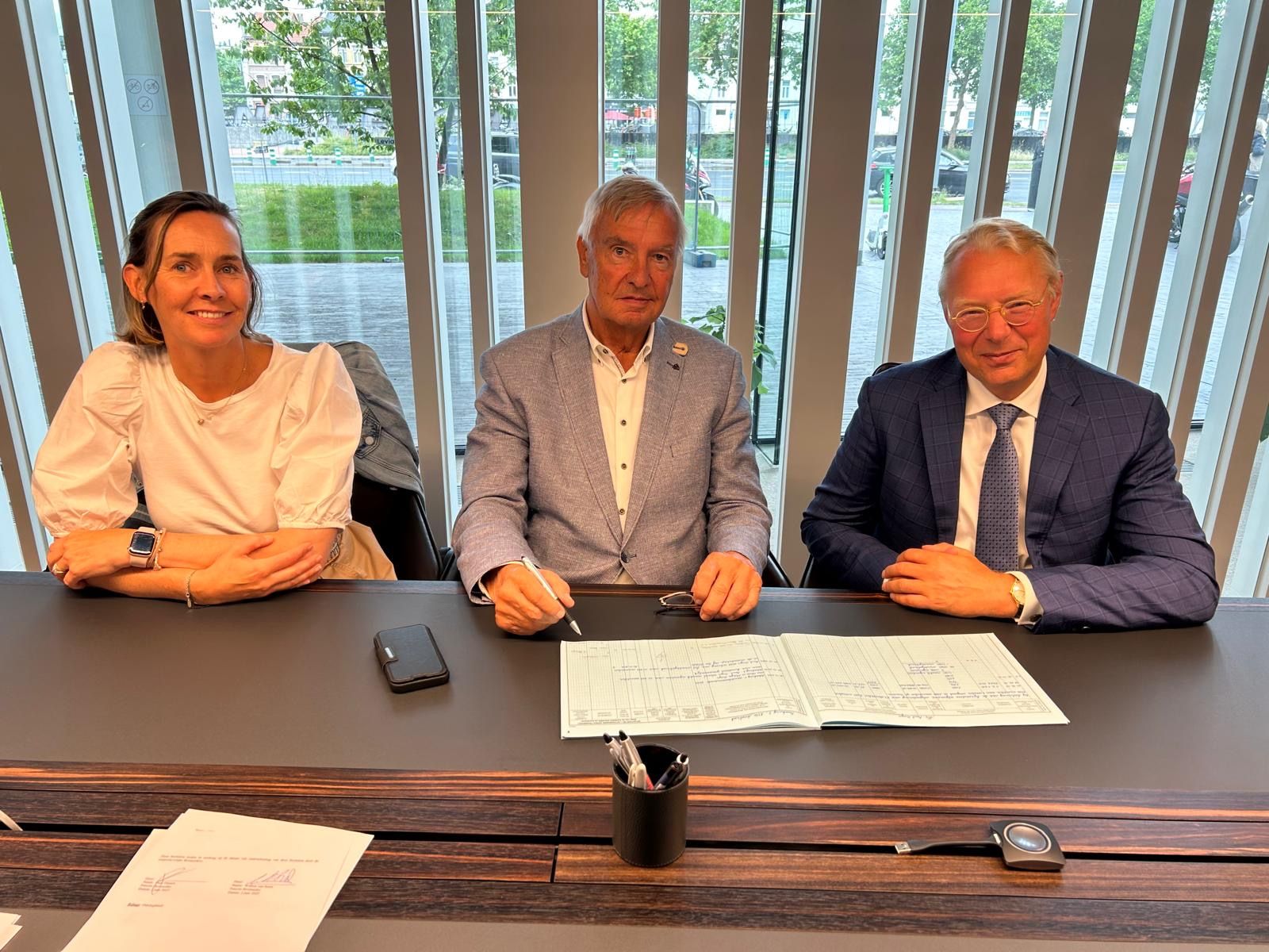 Co de Heus, Presidente do Conselho Administrativo da Royal De Heus, assina o contrato oficial de compra e aquisição da Voeders Huys, consolidando a expansão estratégica da empresa na Bélgica e França